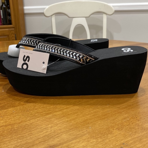 NWT. SO, women’s size 10, platform flip flops. - Picture 8 of 9